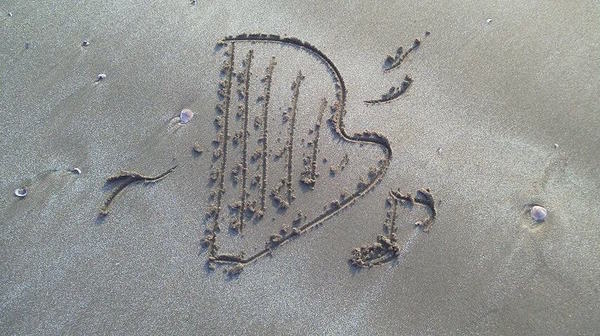 砂に書いたハープの絵
